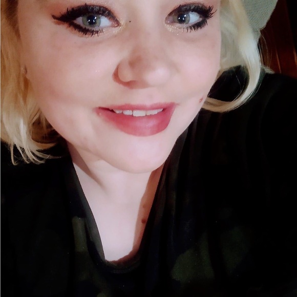 Meet your Posher, Nicole - Picture 8 of 8